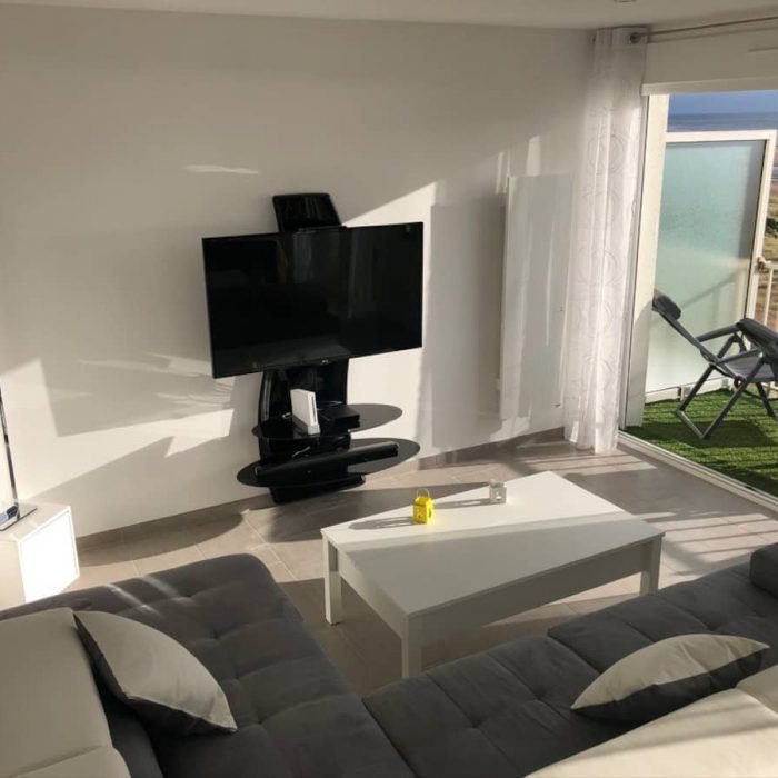 appartement-envies-d-ailleurs-televison-canape.